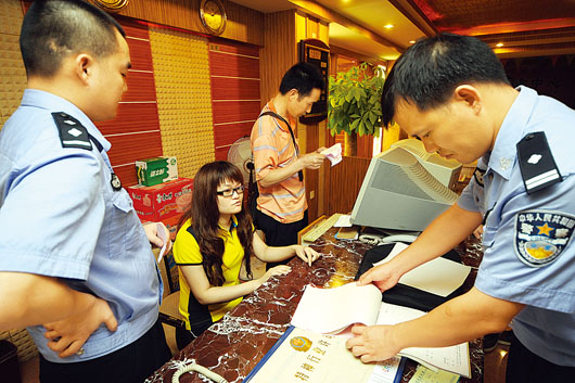 用假證入住旅館被民警查獲，男子和旅館主都被罰